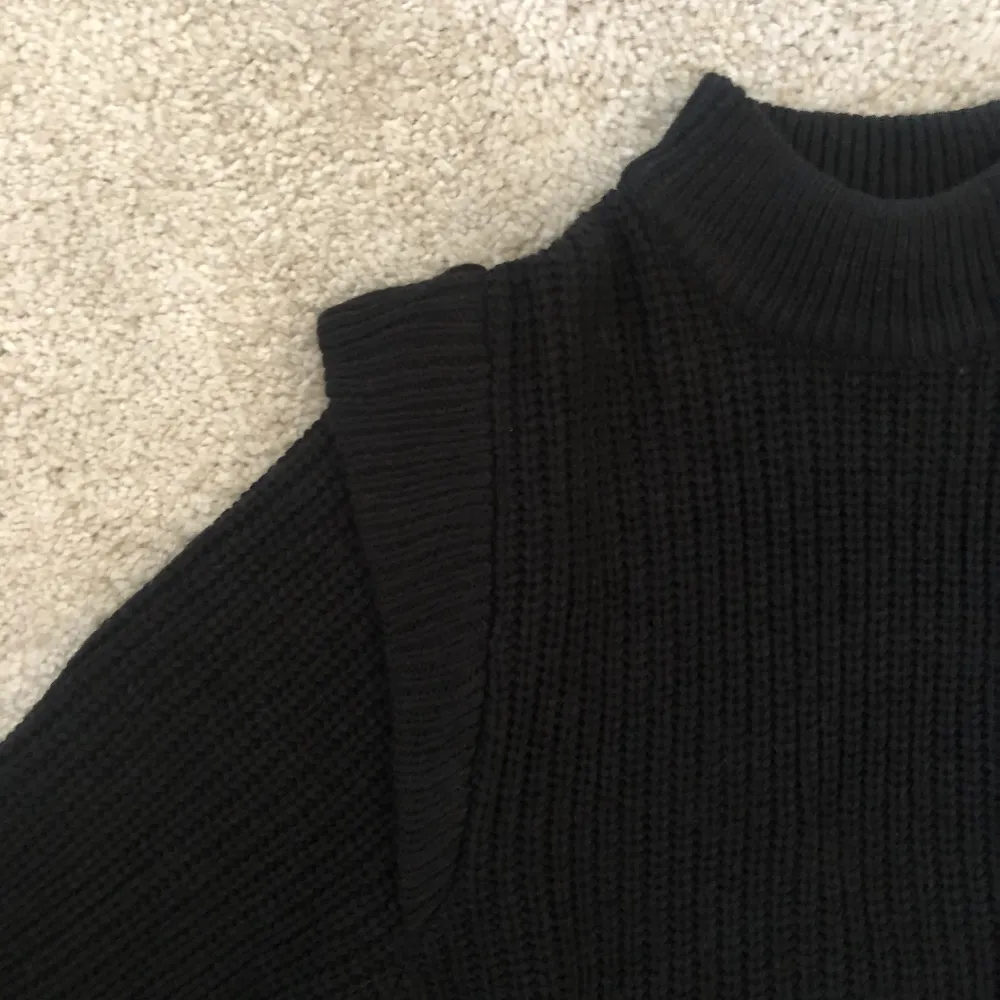 Snygg svart stickad tröja med detaljer på axlarna, från HM i storlek S men passar också Xs💞. Stickat.