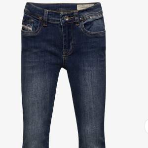 Säljer jeans för 149 kr 💜💙💚💛❤️