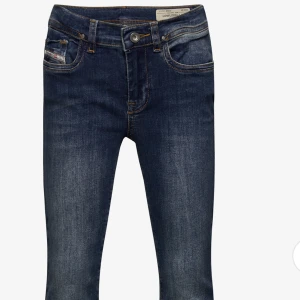 Jeans - Säljer jeans för 149 kr 💜💙💚💛❤️