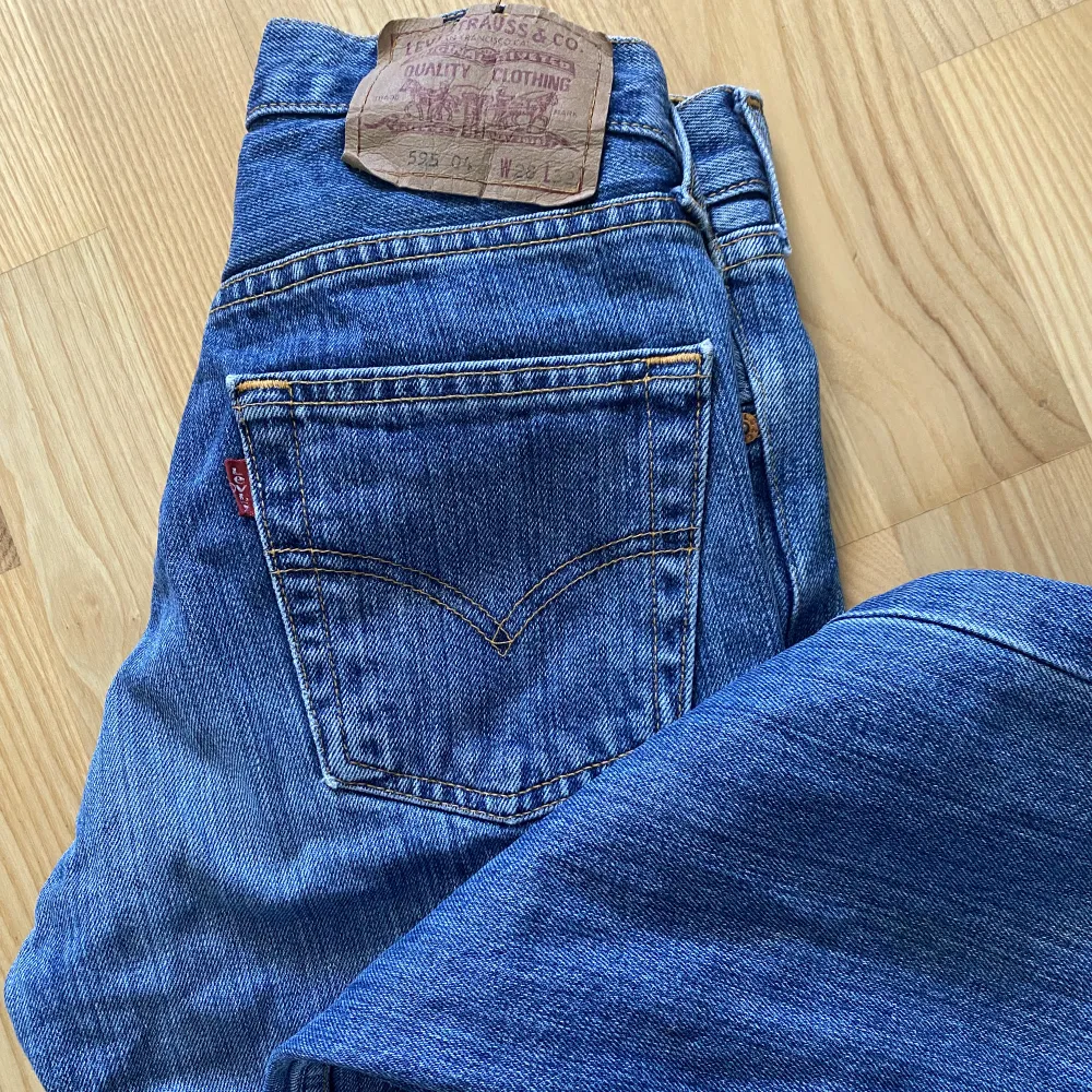 Levis jeans som tyvärr är försmå för mig🥲. Jeans & Byxor.