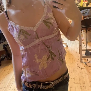 Söt Vila topp - Väääldigt söt topp från Vila som jag säljer bara för att jag har för många liknande toppar 🫶🏻Står att den är i stolen L men jag tycker mer den är S 