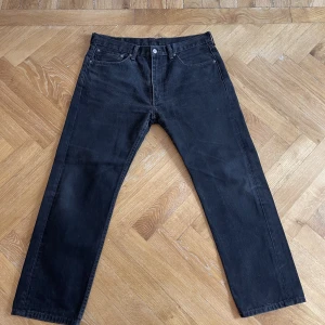 Levis jeans - Raka svarta 505 Levis jeans i mycket bra skick. W:36 L:30 Aningen små i storleken, passar den som vanligtvis har W:32-34.  Kan gå ner i pris vid snabb affär.