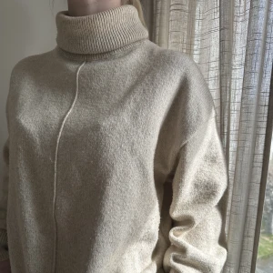 Stickad polo tröja från H&M - Beige stickad polo tröja i storlek S från H&M. 