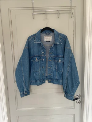 Jeans jacka - Jeans jacka från hm som är sparsamt använd och ser helt ny ut. Den är från hm och ny priset är: 399kr Köptes förra våren❤️ Köpare står för frakt