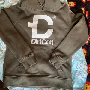 Dirtcult  - Hoodie i gott skick. Säljer den då den inte är i min färg. Bedömer att det är unisex storlek så den passar m/s 