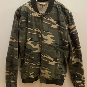 Vårjacka i kamouflage i strl L - Vårjacka i kamouflage i strl L