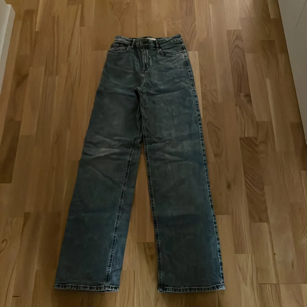 Mörkblå högmidjade jeans som sitter jätteskönt. Storlek 170 men är som 36.. Jeans & Byxor.