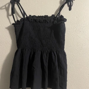 Marinblå topp - Gulligt linne som sitter jätte fint på. St S