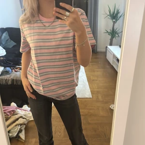 T-shirt Weekday - Randig T-shirt från weekday. Fint skick, storlek M