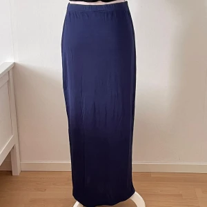 Lång blå kjol - Lång blå kjol med en liten öppning vid sidan. Aldrig använd💙 i storlek S, för bara 35kr❤️