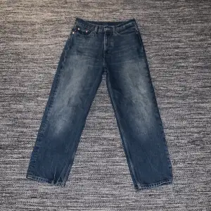 Weekday jeans i storlek 27/30. I färgen venice blue. Oversized fit. Av modellen galaxy. Skick 9/10. Nypris 600kr