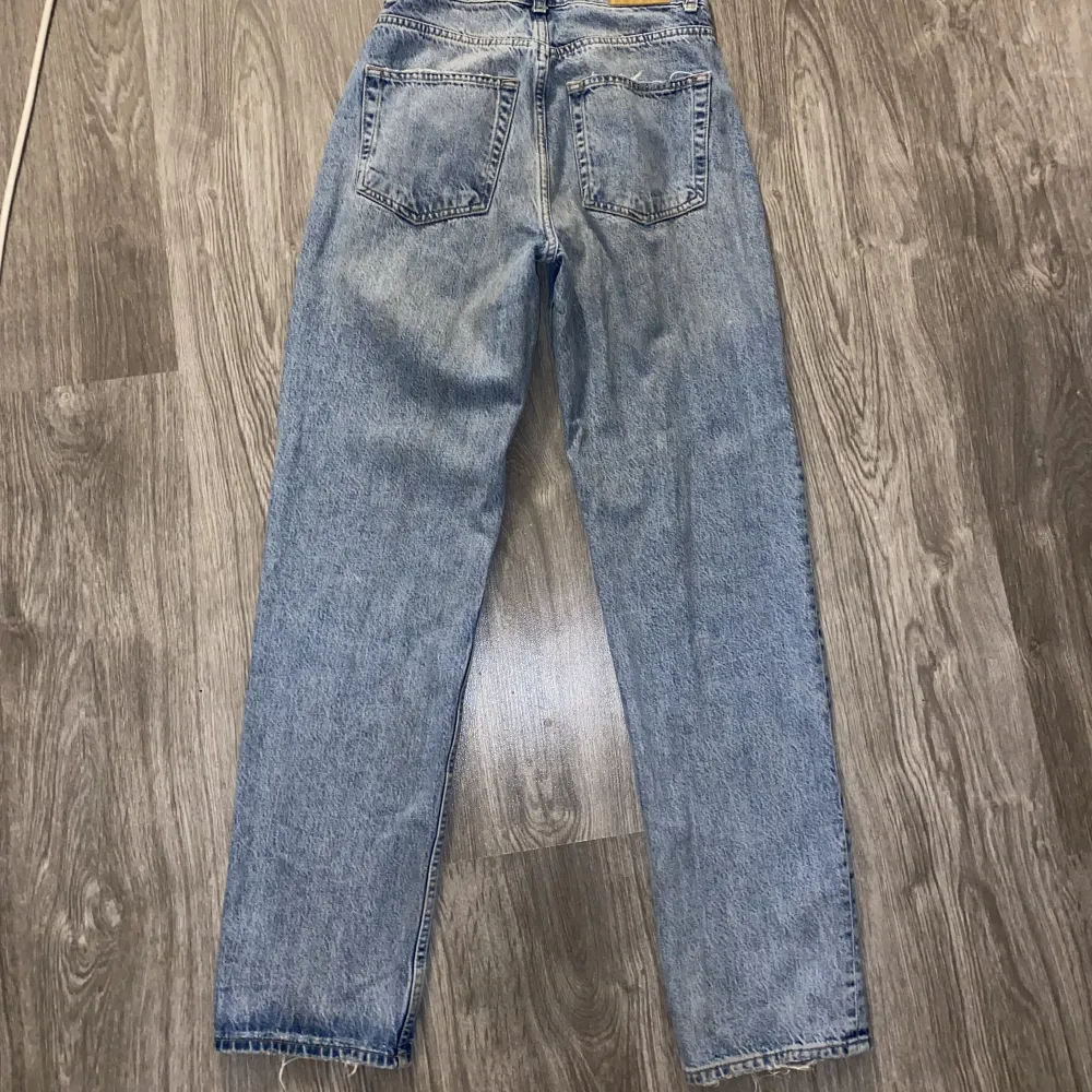 Säljer nu mina ljusblå jeans som är från GinaTricot. Dem är alldeles för små och ligger bara i garderoben. Har inte använt dem jätte mycket så dem är väldigt fina och i bra skick! (Skulle säga att dem ä lite mindre i storleken). Jeans & Byxor.