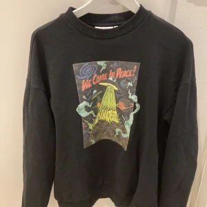 Kofta yunkyard - Tröjan är köpt i butik på yunkyard för 2,5 år sen 