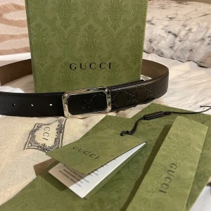 Gucci gg print belt - Inga byten! Gucci GG print Square Buckle Belt(svart) Nyskick  Storlek:85CM   tags/etiketter,brev, låda,frakt låda och dustcover medföljer  nypris 4400kr.