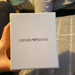 Emporio Armani klocka  - Säljer klockan för jag fick den i födelsedagspresent som var för två veckor sen. Men det som är tragiskt är att jag inte tycker att jag passar med klockor så därför säljer jag den. PRIS KAN SÄNKAS VID SNABBAFFÄR!!