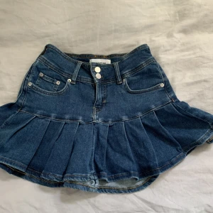 Jeanskjol  - Köpt på Weekday men kommer inte till användning 