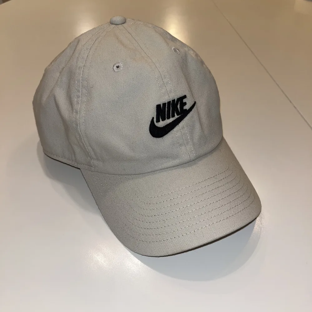 Nike keps oanvänd i beige. Storlek: one size . Övrigt.