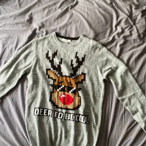 Säljer min jättefin jultröja som jag inte vill ha längre  - Säljer min jättefin jultröja som jag inte vill ha längre