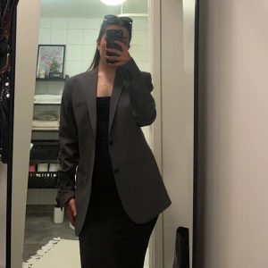 Filippa k kavaj - Grå kavaj från Filippa K i storlek 46 men passar mindre om man vill ha oversized. Jag har vanligtvis storlek 36🌹