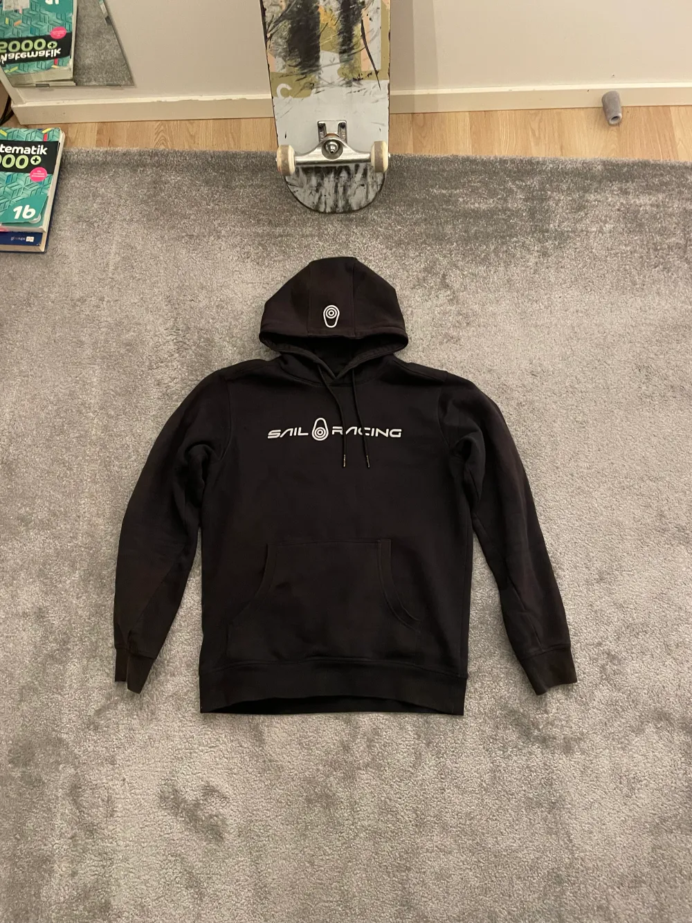 Säljer min Sail Racing hoodie då jag rensar ur min garderob och jag har vuxit ur den. Skick bra. Den är i storlek M. Mitt pris 300kr nypris 800kr, går dock att diskutera priset lite.. Hoodies.