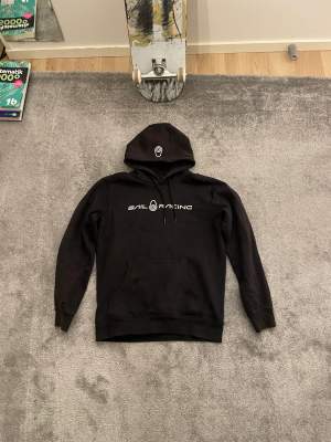 Säljer min Sail Racing hoodie då jag rensar ur min garderob och jag har vuxit ur den. Skick bra. Den är i storlek M. Mitt pris 300kr nypris 800kr, går dock att diskutera priset lite.