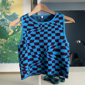 Rutig topp!! 🫐 - Säljer en topp / väst som jag bara använt en gång då den tyvärr inte kommer till användning.   Köparen står för frakt <3 