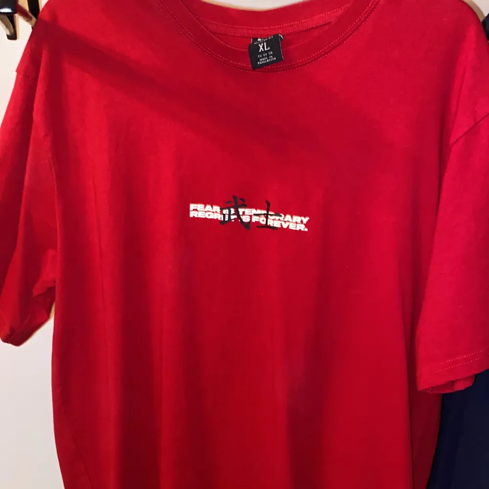 Röd t-shirt (knappt använd) XL tröja (relaxed fit). T-shirts.