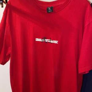 Röd t-shirt (knappt använd) XL tröja (relaxed fit)