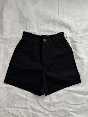 Shorts från H&M  - Snygga shirt från hm med hög midja. Ej använda. Mjuk och sköna i materialet. Storlek xs (stor i sotleken) 