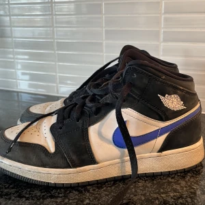 Nike air jordans - Säljer dessa Nike air jordan high’s i befintligt skick. Ser helt ok ut men har en del creasningar och är även smutsiga (se bild 2, vet ej om det går bort). Har även släppt lite i sömmen och har mörkorangea märken men det syns inte med byxor (bild 3). 