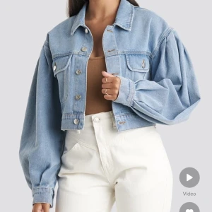 Kort puff-sleeve denim jacka - Användes endast 1 gång och är i ny skick! Jättefin till sommarens kallare kvällar🌻Den är oversized så passar till 36-38 också! Nypris: 549kr