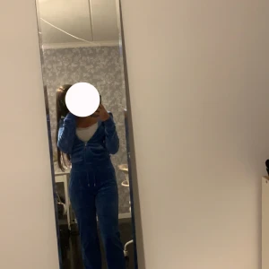 Juicy couture  - som nyskick och sparsamt använt, vill kolla om någon skulle vara intresserad (säljer inte separat) 💗(xxs i byxorna och xs i koftan) pris kan diskuteras 