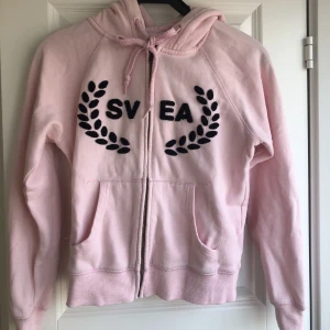 Svea hoodie - Hoodie från svea i ljusrosa