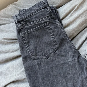Raka långa jeans - Säljer dessa långa högmidjade straight jeans i grå/svarta färgen som har används hyfsat mycket men som fortfarande är i bra skick. Är otroligt snygga i passformen men som tyvärr är lite för högmidjade för min smak.