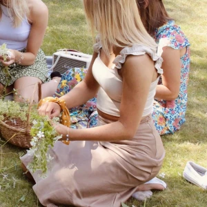 Kjol satin - Kjol från NA-KD. Nyskick - endast använd en gång. Passar XS och S. Jättefin färg, perfekt till sommaren! 💗