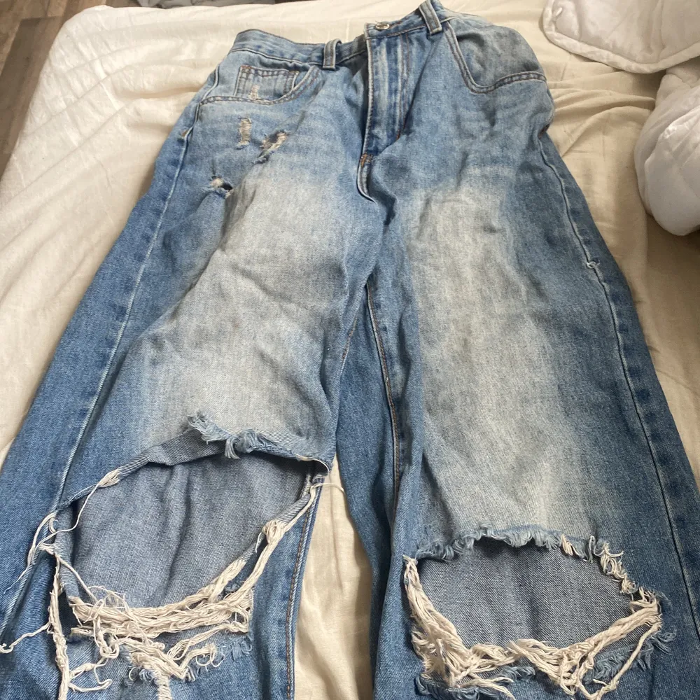Säljer mina jeans från SHEIN storlek xs. Kontakta mig vid köp av flera grejer . Jeans & Byxor.