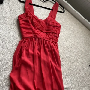 Röd balklänning  - En väldigt fin balklänning, endast använd en gång  Ej lång 
