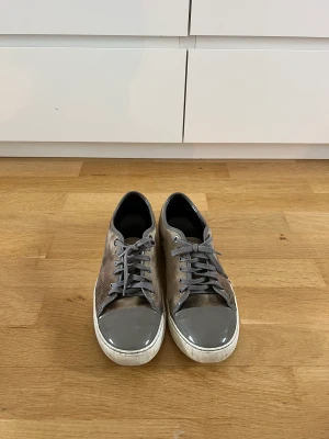 Lanvin  - Säljer mina missfärgade Lanvins då dom bara ligger i skohyllan. Går nog att rädda upp med rätt metoder. Cond 5/10 ish Finns i Stockholm/Täby  Storlek 9 