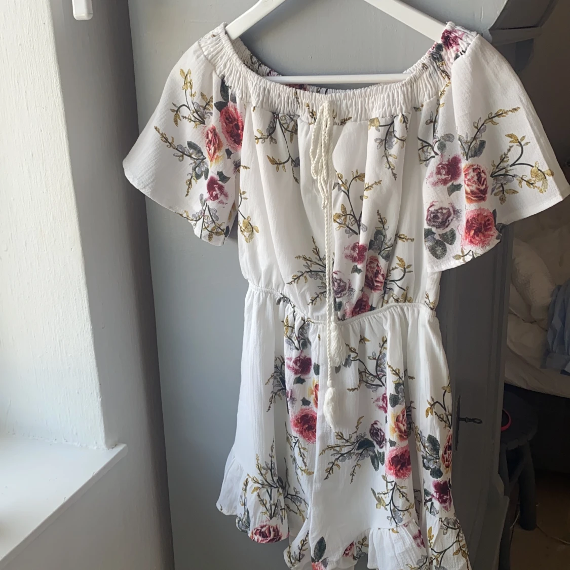 Vit & blommig jumpsuit