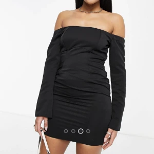 Off-shoulder mini klänning - Mini klänning från ASOS, finns i både storlek 36 & 38. Helt nya etiketten finns kvar på. Köparen står för frakten, kan mötas även upp i Kungälv/Göteborg🫶🏻