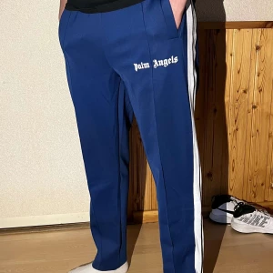 Palm angels byxor blå - Helt nya Palm Angels byxor i storlek M, taggar finns kvar och påse medföljer