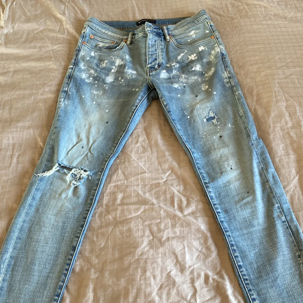 Oanvända ljusblåa jeans från Purple brand Storlek 30 klassisk design med fem fickor, raka ben, traditionell längd och sliten finish. Färg: blå. . Jeans & Byxor.