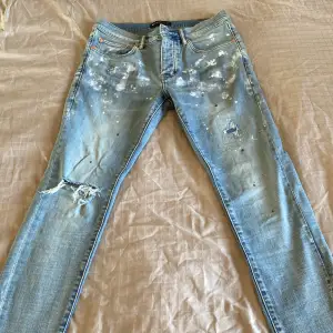 Oanvända ljusblåa jeans från Purple brand Storlek 30 klassisk design med fem fickor, raka ben, traditionell längd och sliten finish. Färg: blå. 