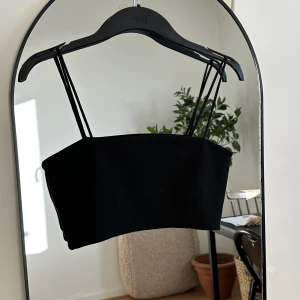 Kort topp  - Snygg kort topp från H&M i storlek small. Aldrig använd. Snygg att ha till ett par jeans / kjol. Eller under en skjorta. 