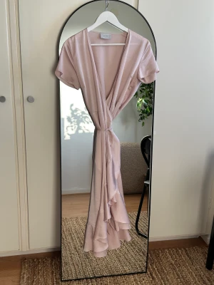 Neo noir klänning  - Snygg klänning från Neo Noir i storlek small. Använd en gång. Perfekt till dop eller bröllop. Midsommar mm. 