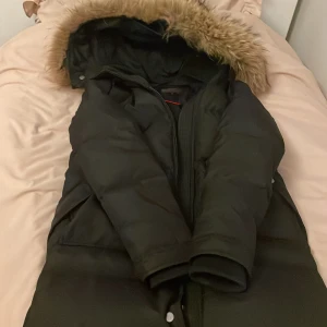 Vinterjacka  - Säljer min vinterjacka eftersom den är stor för mig. Jar haft den i nästan ett år. Så som du ser på 3de bilden så är fick lite trasig men det går och fixa lätt. DET ÄR ÄKTA PÄLS dock finns det inte en sån model med beige päls. Priset kan diskuteras 