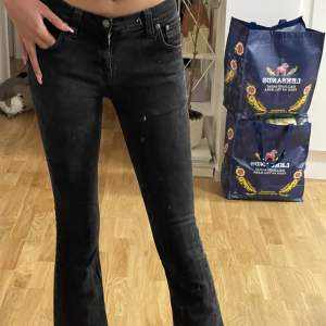 Nudie jeans i modellen bootcut, stl 27/32🤍 tyvärr lite korta på mig som är 175! Är lite osäker ifall jag ska sälja dem men vid ett bra pris kan det tänkas 💖