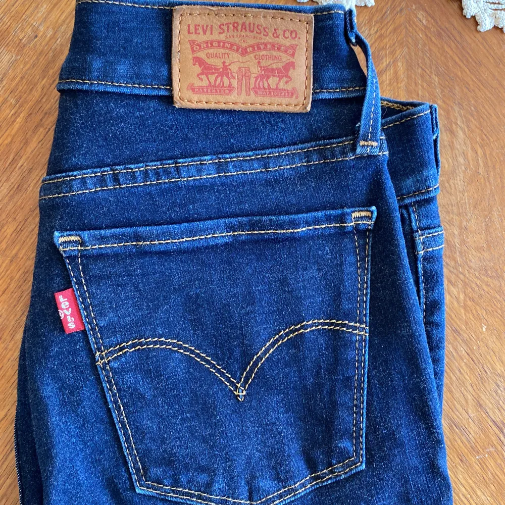Low Waist Levisjeans i mycket bra skick. Kan lätt sys om till flared jeans. Köparen står för frakt.. Jeans & Byxor.