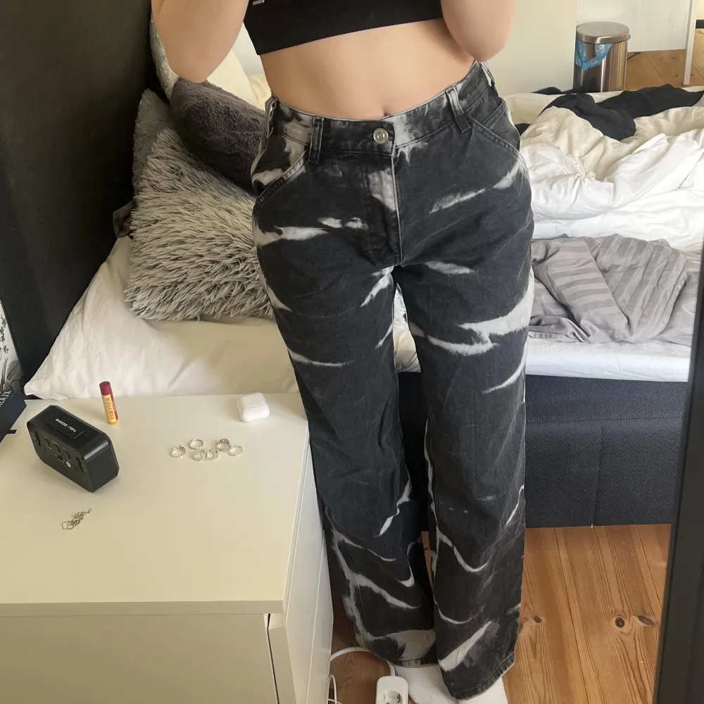 Jag säljer ett par jeans som är använda Max 3 gånger och är köpta från Zalando. Superfina och sköna men passar inte mig i stilen.   Jeansen är i storlek 26/S och jag är 167 cm och då passar dom perfekt i längden.  Nypris var 600kr . Jeans & Byxor.