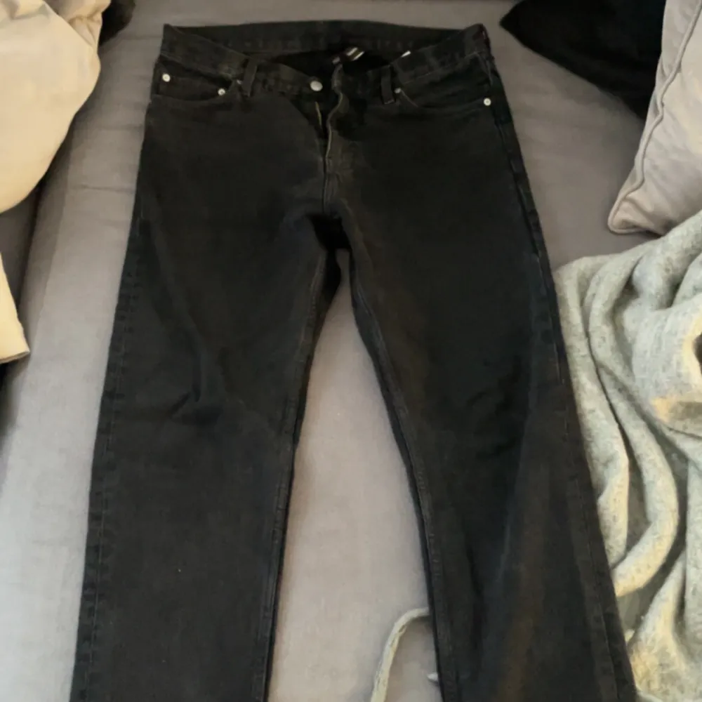 Tvättade svarta jeans ifrån weekday regular fit. Skick: använda men fina Strl: 31:30   Mitt pris 250+ frakt  Snabbaffär 200+ frakt . Jeans & Byxor.